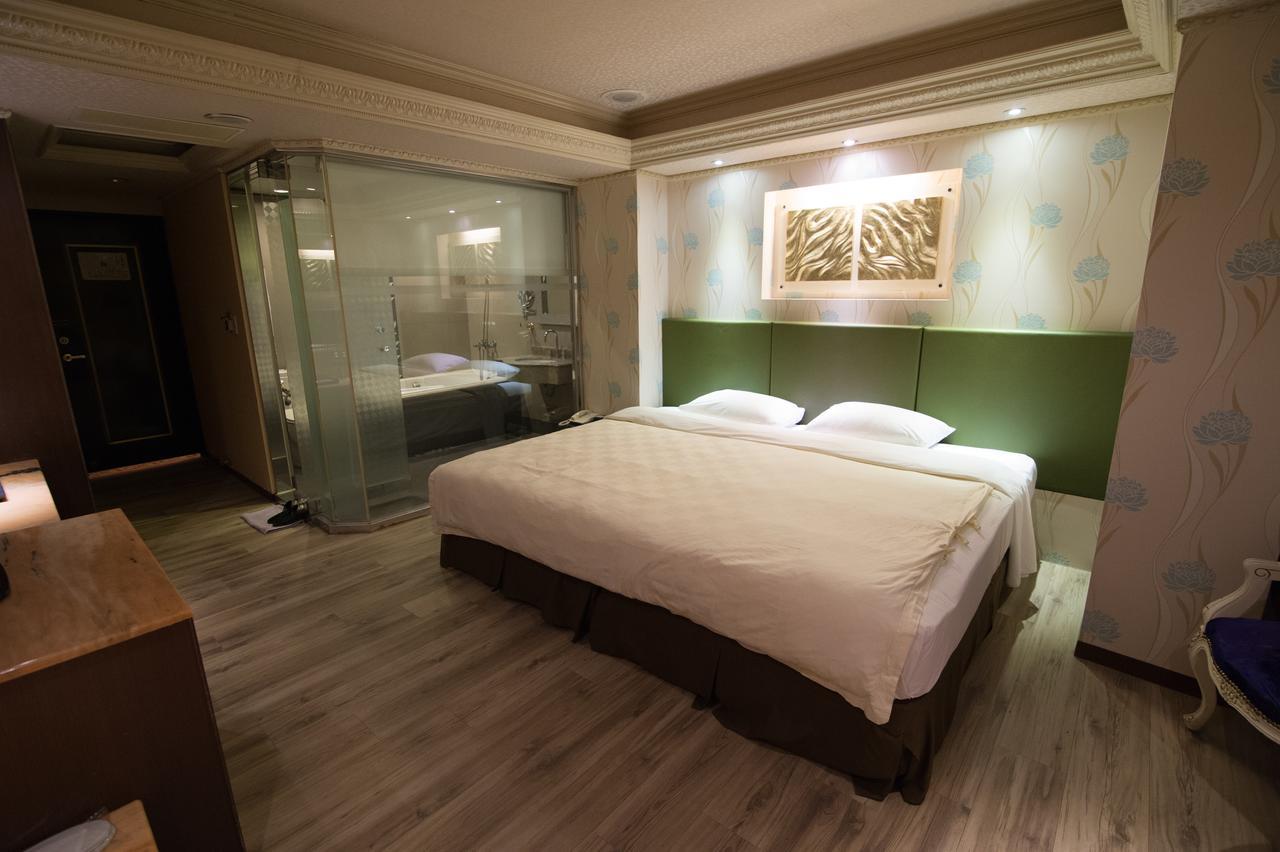 Mila Hotel Taichung Exterior foto